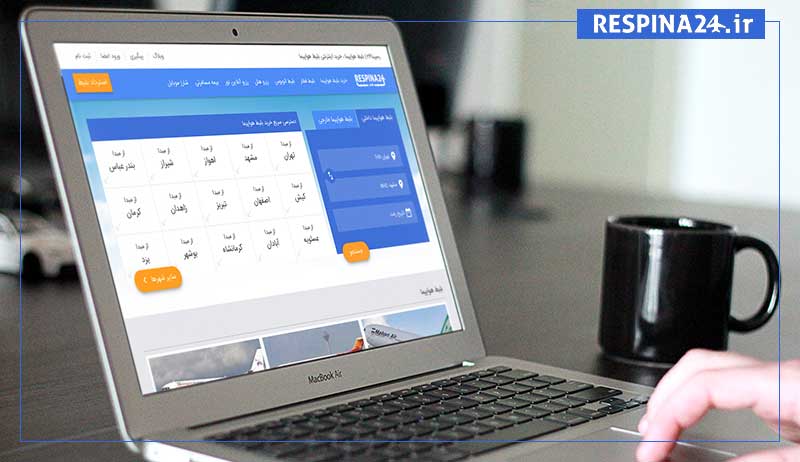 بنر تبلیغاتی آژانس مسافرتی رسپینا برای بلیط هواپیما ارومیه مشهد - لپتاپ با صفحه رزرو بلیط هواپیما